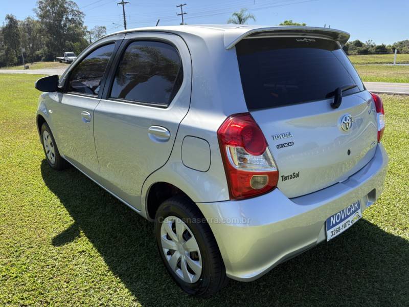 TOYOTA - ETIOS - 2017/2018 - Prata - R$ 59.900,00