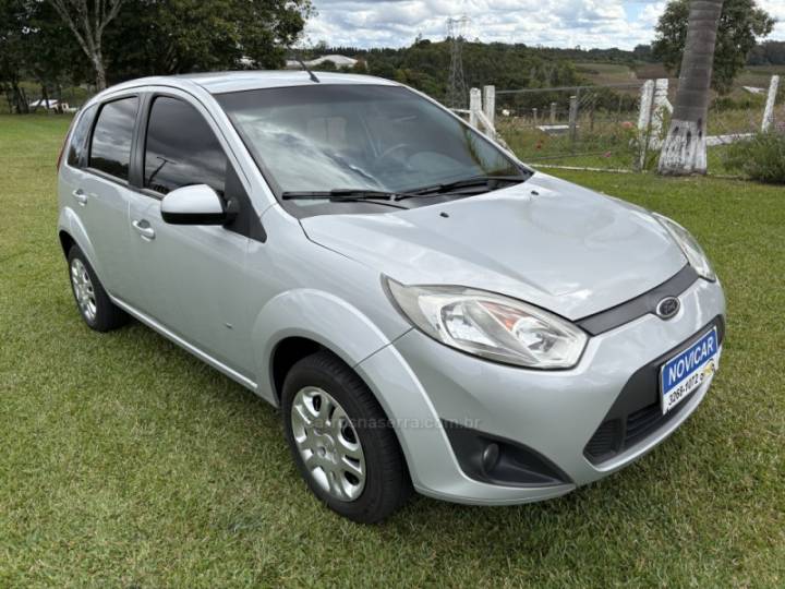 FORD - FIESTA - 2013/2014 - Prata - R$ 36.000,00