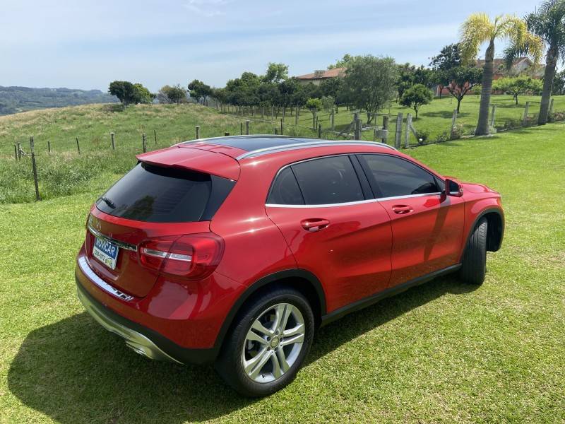MERCEDES-BENZ - GLA 200 - 2015/2016 - Vermelha - R$ 139.000,00