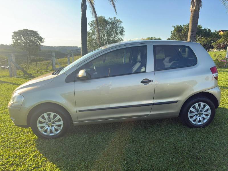 VOLKSWAGEN - FOX - 2004/2004 - Prata - R$ 16.900,00