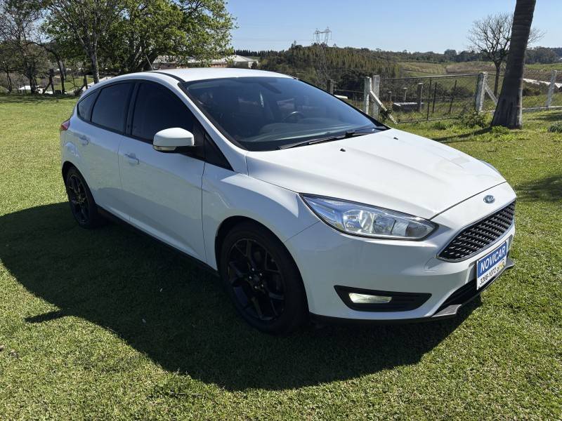 FORD - FOCUS - 2018/2019 - Branca - R$ 65.000,00