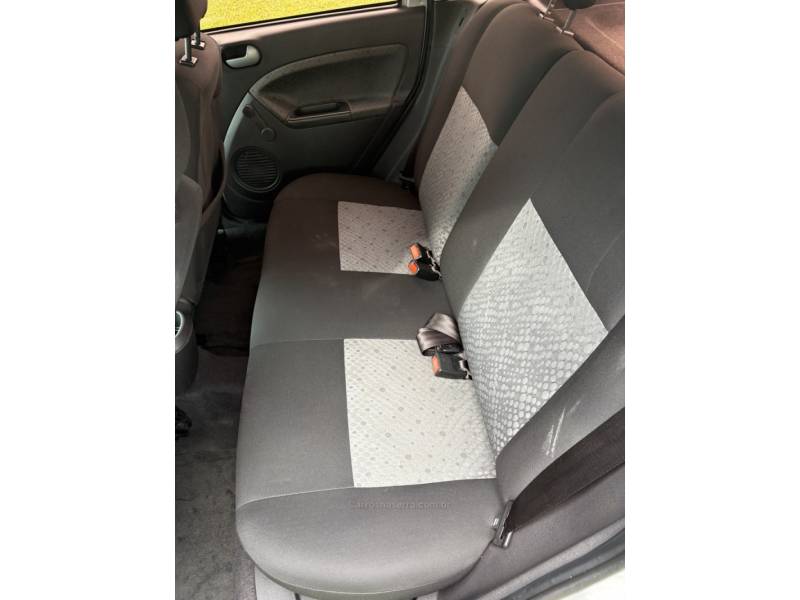 FORD - FIESTA - 2013/2014 - Prata - R$ 36.000,00