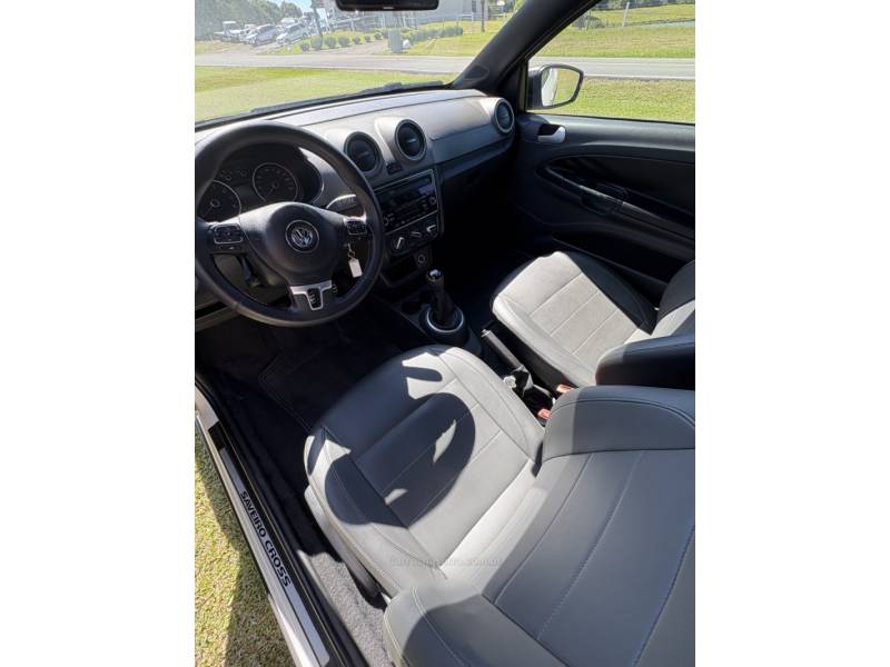 VOLKSWAGEN - SAVEIRO - 2013/2014 - Branca - R$ 60.000,00