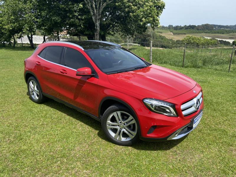 MERCEDES-BENZ - GLA 200 - 2015/2016 - Vermelha - R$ 139.000,00