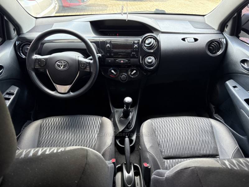 TOYOTA - ETIOS - 2017/2018 - Prata - R$ 59.900,00