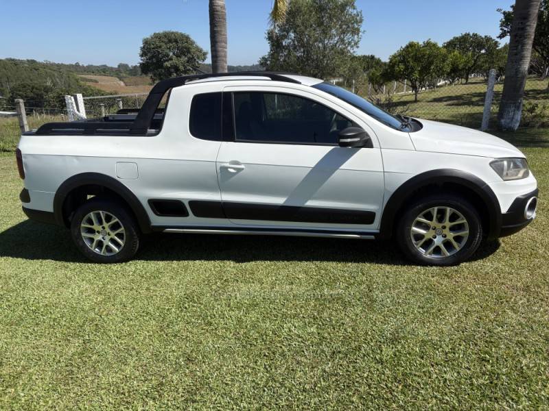 VOLKSWAGEN - SAVEIRO - 2013/2014 - Branca - R$ 60.000,00