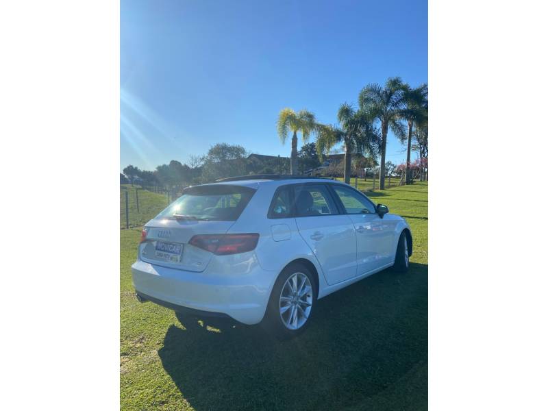 AUDI - A3 - 2013/2014 - Branca - R$ 84.000,00