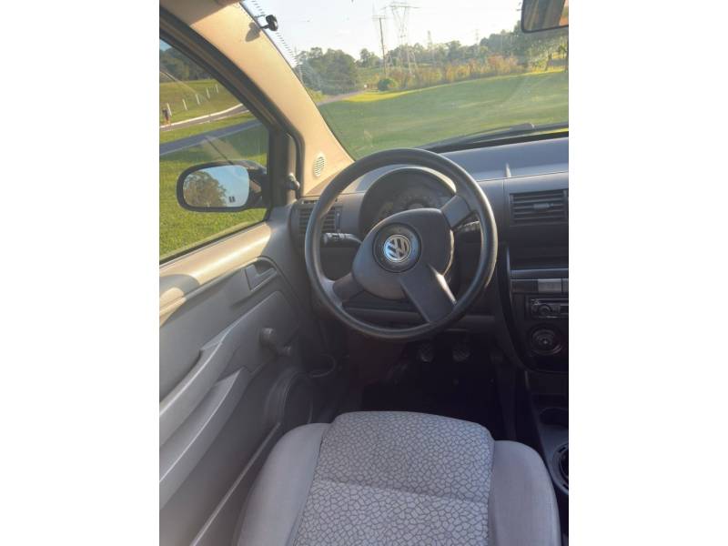 VOLKSWAGEN - FOX - 2004/2004 - Prata - R$ 16.900,00