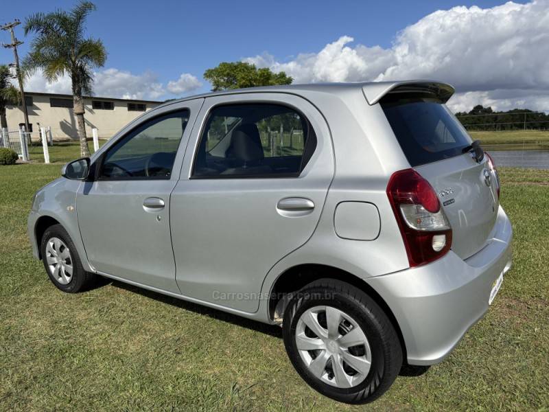 TOYOTA - ETIOS - 2019/2020 - Prata - R$ 58.900,00