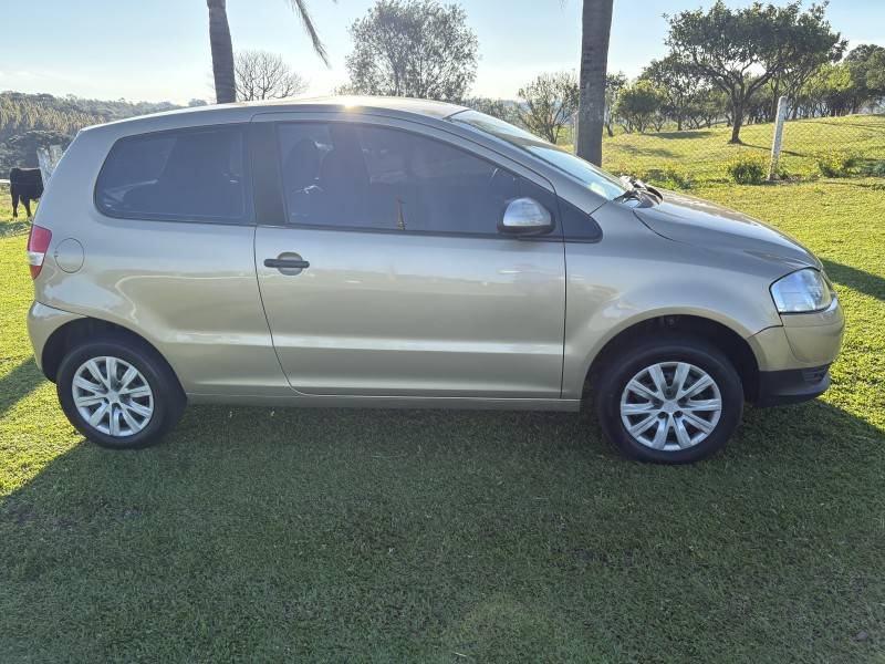 VOLKSWAGEN - FOX - 2004/2004 - Bege - R$ 23.500,00