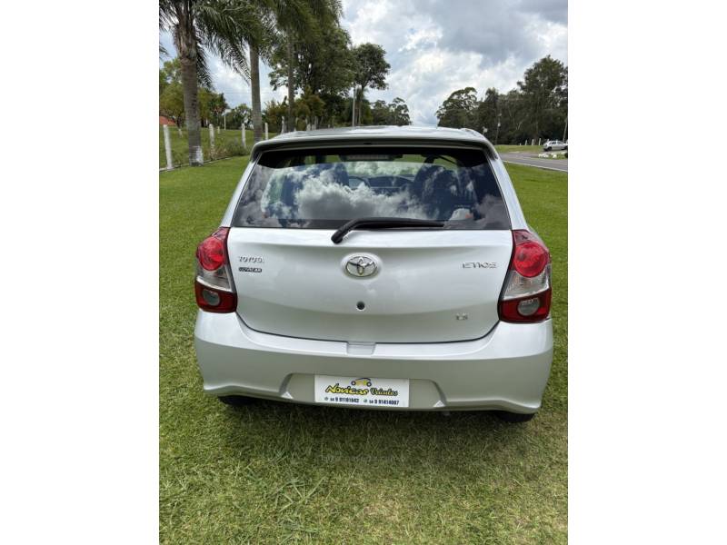 TOYOTA - ETIOS - 2019/2020 - Prata - R$ 58.900,00