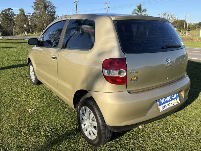 VOLKSWAGEN - FOX - 2004/2004 - Bege - R$ 23.500,00