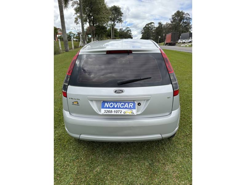 FORD - FIESTA - 2013/2014 - Prata - R$ 36.000,00