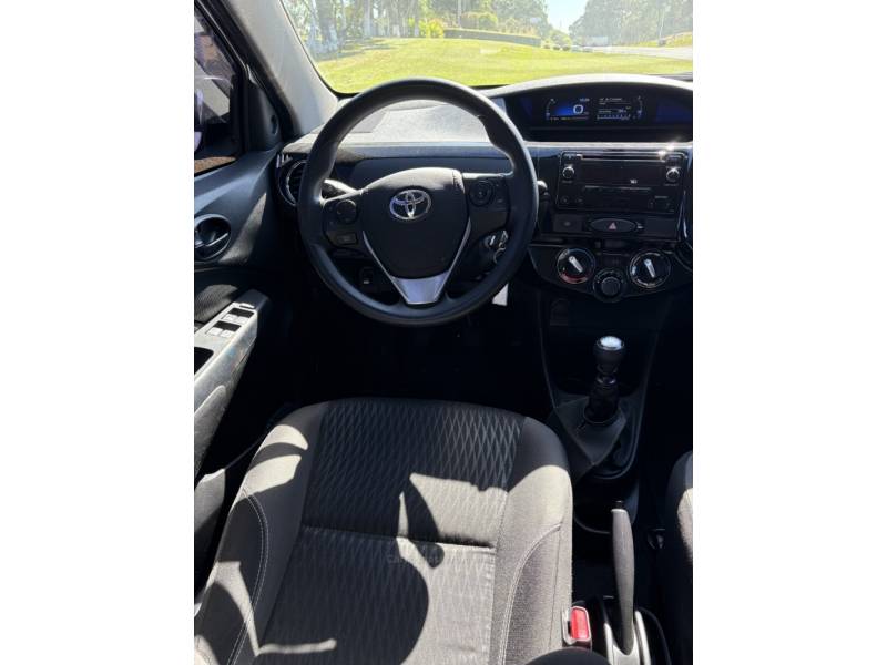 TOYOTA - ETIOS - 2017/2018 - Prata - R$ 59.900,00