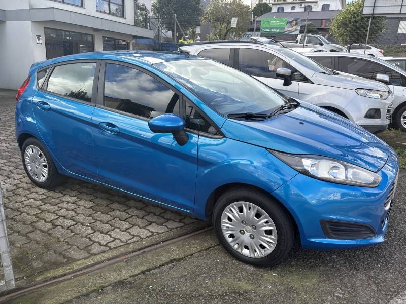 FORD - FIESTA - 2015/2016 - Azul - R$ 52.000,00