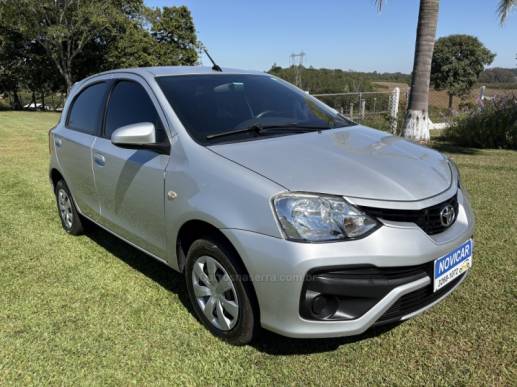 TOYOTA - ETIOS - 2017/2018 - Prata - R$ 59.900,00