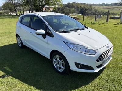 FORD - FIESTA - 2014/2015 - Branca - R$ 49.000,00