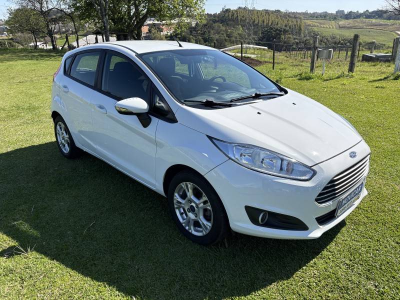 FORD - FIESTA - 2014/2015 - Branca - R$ 49.000,00