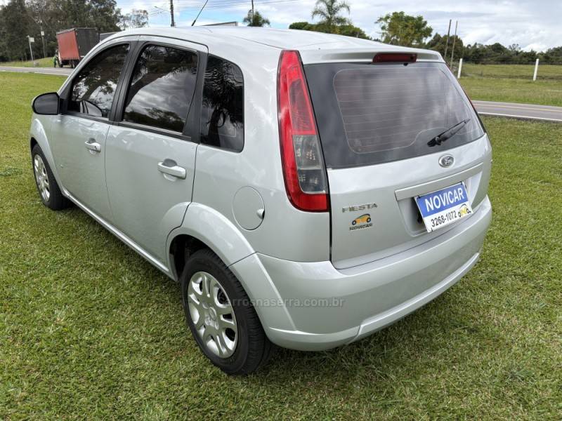 FORD - FIESTA - 2013/2014 - Prata - R$ 36.000,00