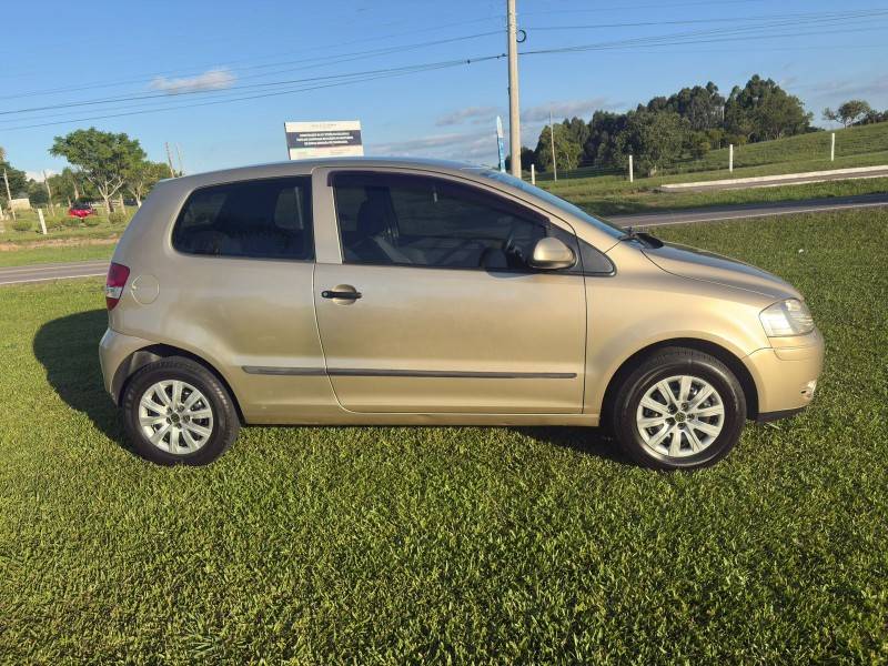 VOLKSWAGEN - FOX - 2004/2004 - Prata - R$ 16.900,00