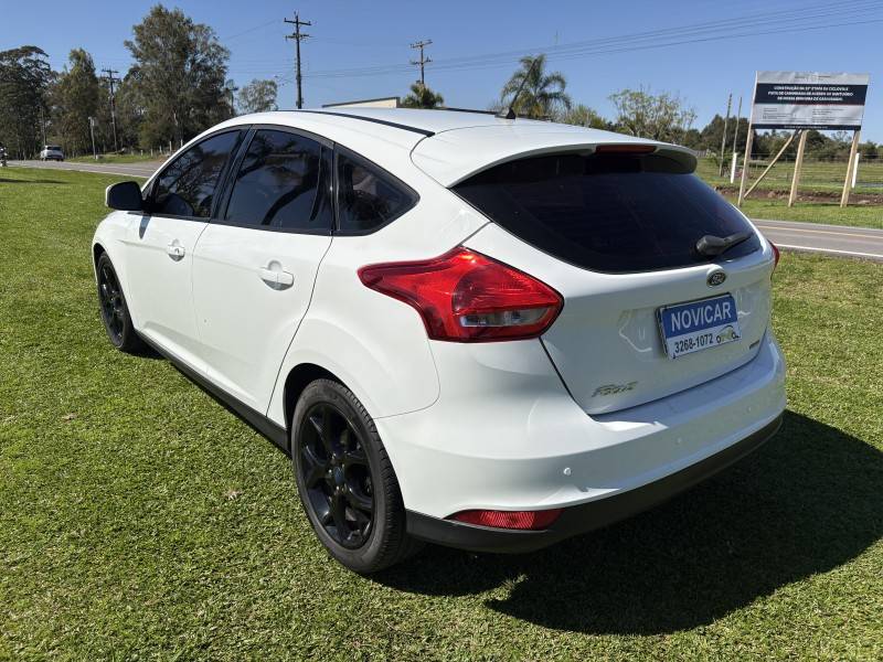 FORD - FOCUS - 2018/2019 - Branca - R$ 65.000,00