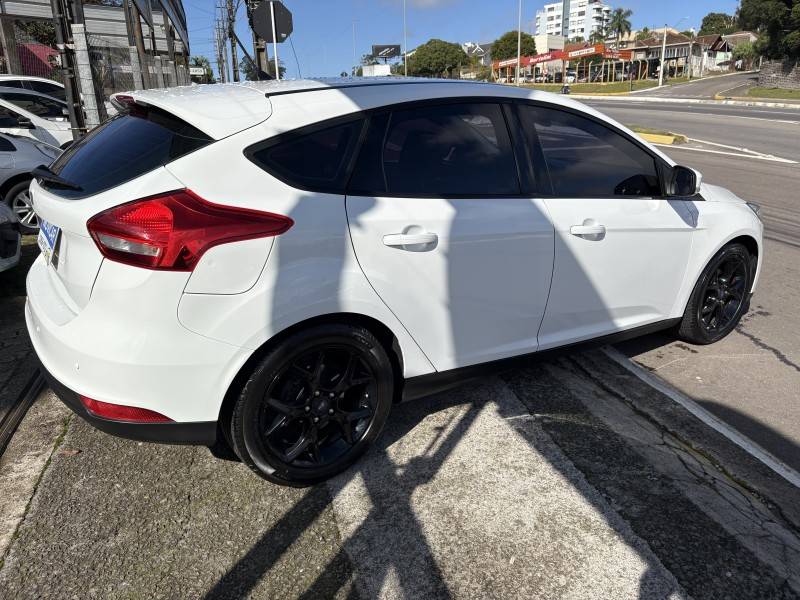 FORD - FOCUS - 2018/2019 - Branca - R$ 65.000,00