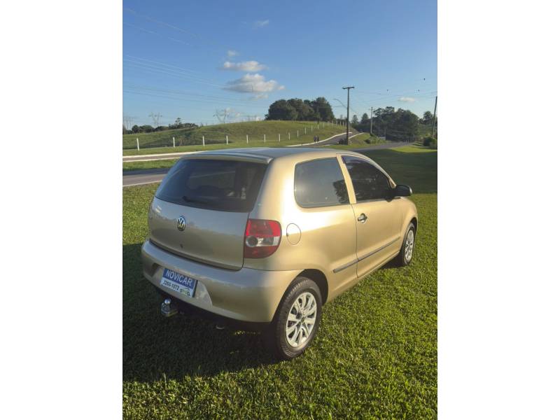 VOLKSWAGEN - FOX - 2004/2004 - Prata - R$ 16.900,00