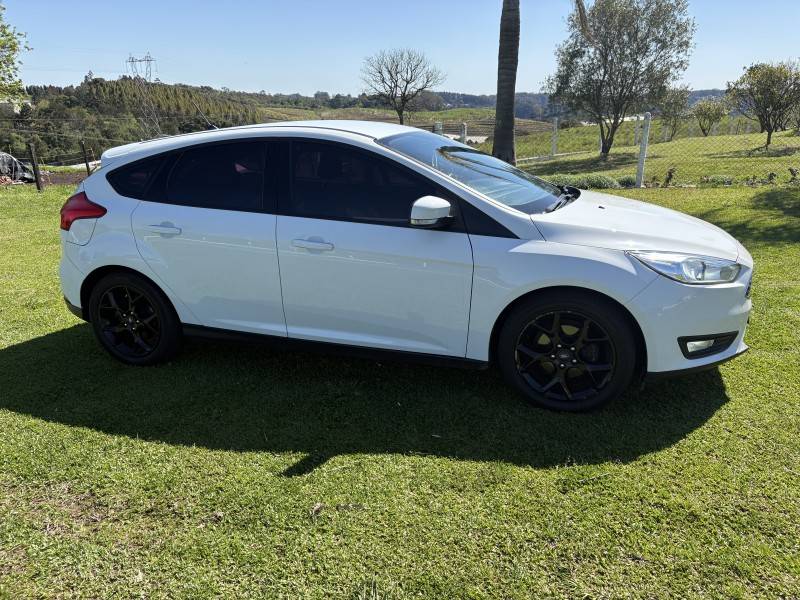 FORD - FOCUS - 2018/2019 - Branca - R$ 65.000,00