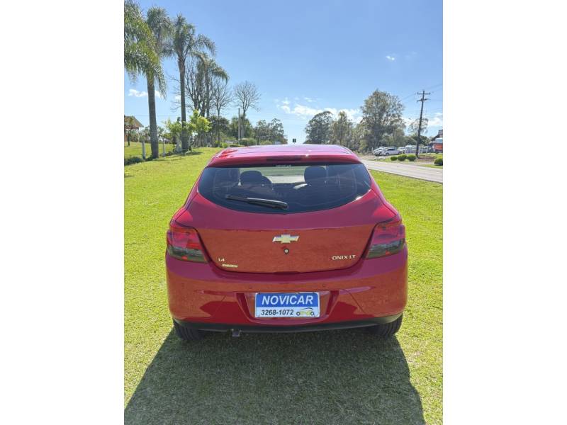 CHEVROLET - ONIX - 2015/2015 - Vermelha - R$ 49.000,00