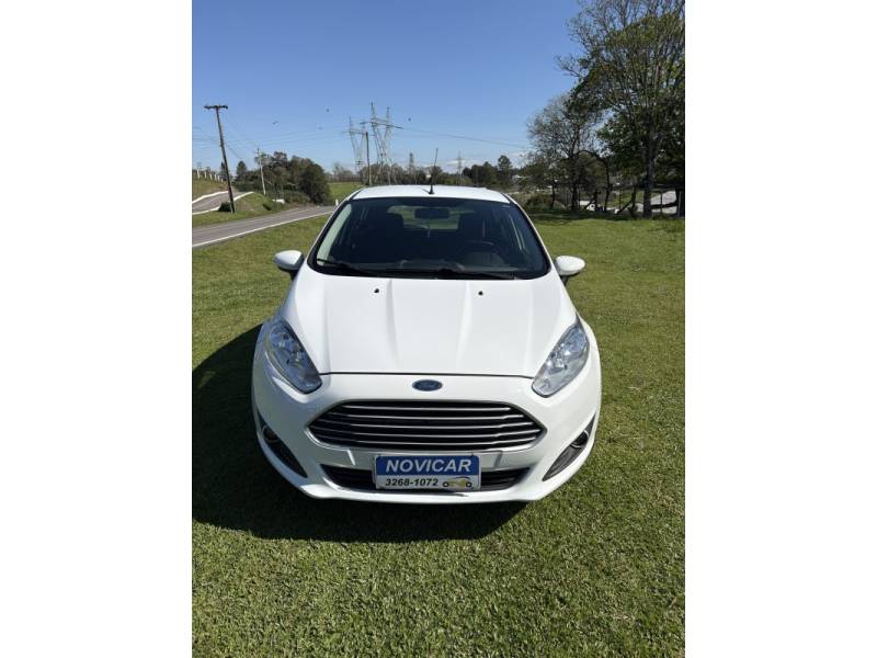 FORD - FIESTA - 2014/2015 - Branca - R$ 49.000,00