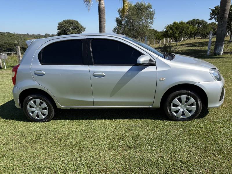 TOYOTA - ETIOS - 2017/2018 - Prata - R$ 59.900,00