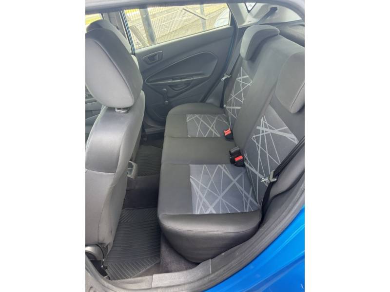 FORD - FIESTA - 2015/2016 - Azul - R$ 52.000,00