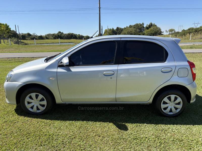 TOYOTA - ETIOS - 2017/2018 - Prata - R$ 59.900,00