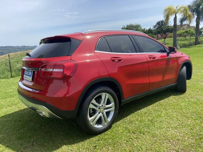 MERCEDES-BENZ - GLA 200 - 2015/2016 - Vermelha - R$ 139.000,00