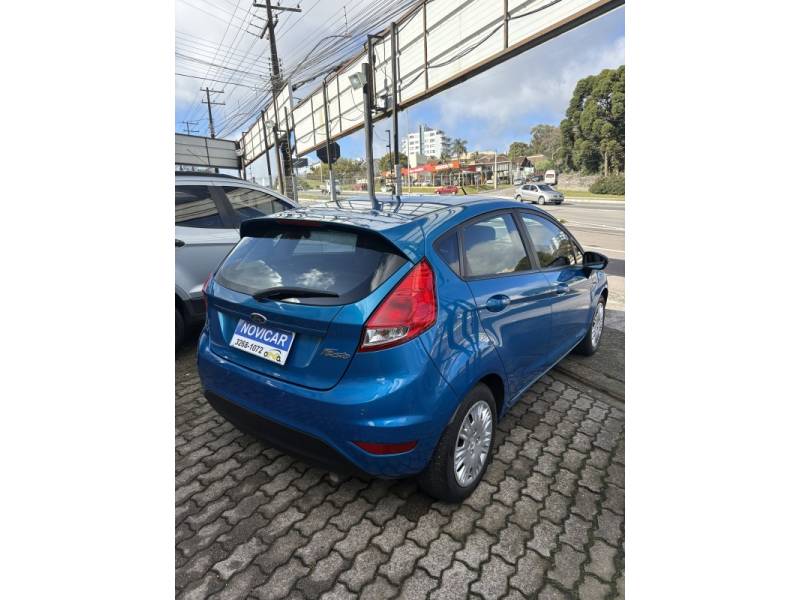 FORD - FIESTA - 2015/2016 - Azul - R$ 52.000,00