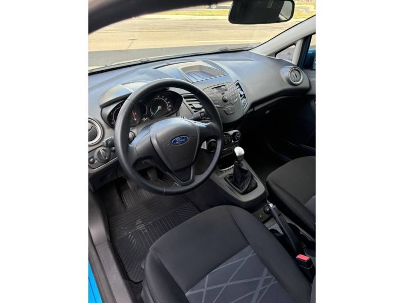 FORD - FIESTA - 2015/2016 - Azul - R$ 52.000,00