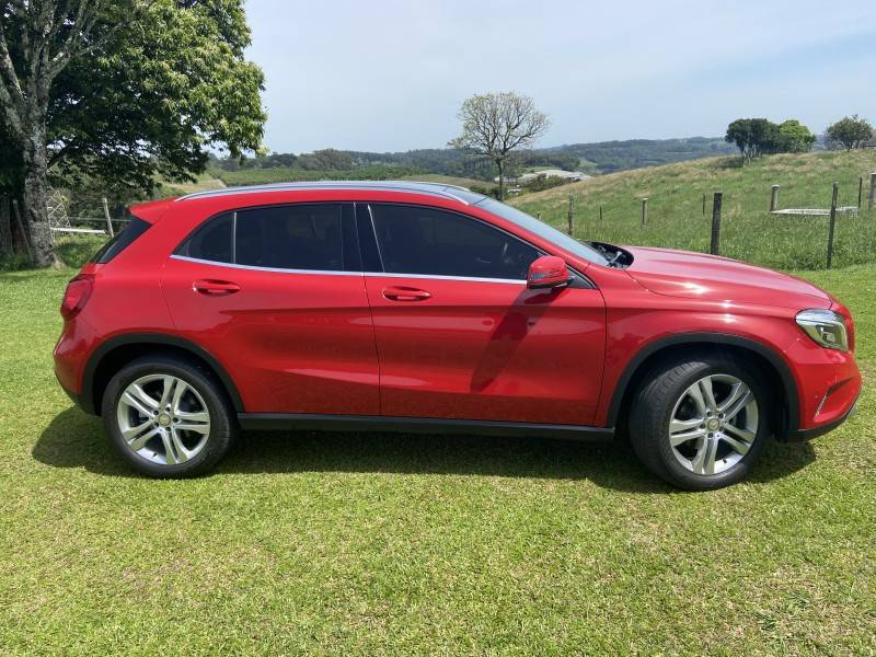 MERCEDES-BENZ - GLA 200 - 2015/2016 - Vermelha - R$ 139.000,00