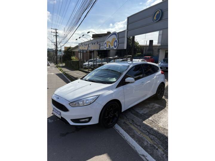 FORD - FOCUS - 2018/2019 - Branca - R$ 65.000,00