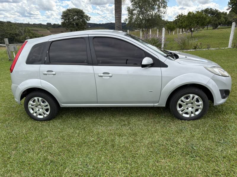 FORD - FIESTA - 2013/2014 - Prata - R$ 36.000,00