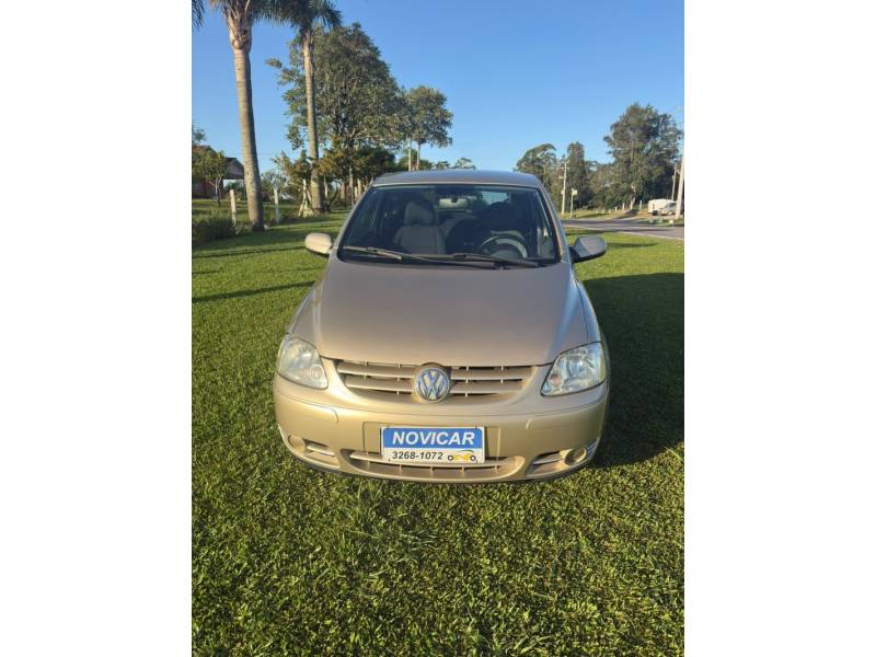 VOLKSWAGEN - FOX - 2004/2004 - Prata - R$ 16.900,00