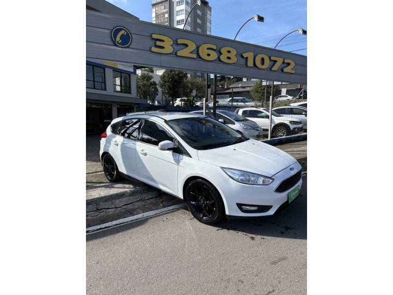 FORD - FOCUS - 2018/2019 - Branca - R$ 65.000,00