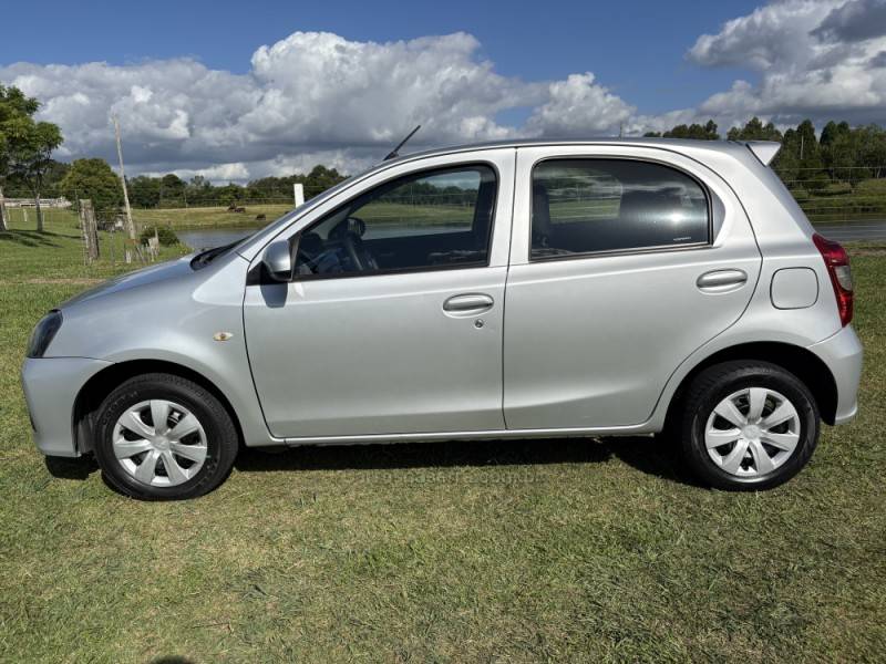 TOYOTA - ETIOS - 2019/2020 - Prata - R$ 58.900,00