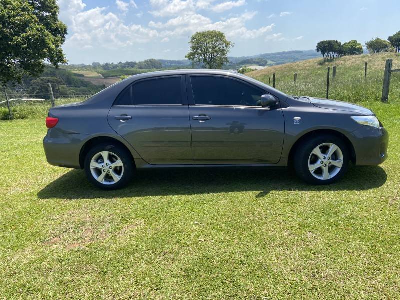 TOYOTA - COROLLA - 2013/2014 - Cinza - R$ 66.900,00
