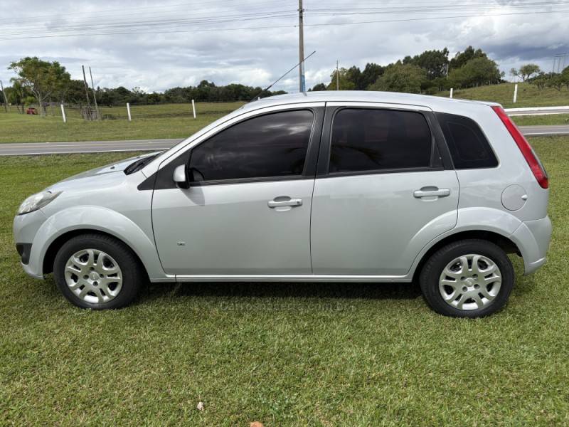 FORD - FIESTA - 2013/2014 - Prata - R$ 36.000,00