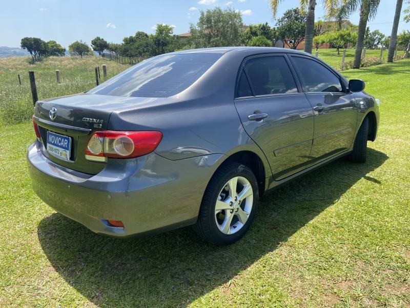 TOYOTA - COROLLA - 2013/2014 - Cinza - R$ 66.900,00
