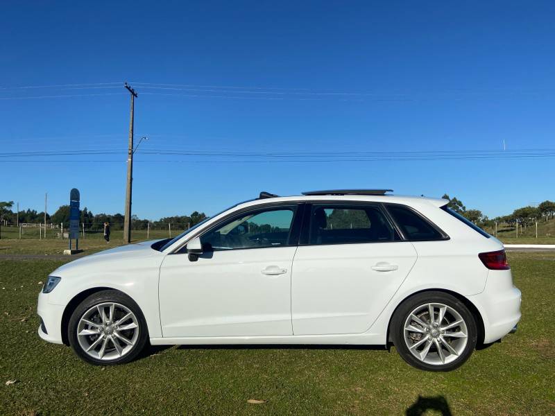 AUDI - A3 - 2013/2014 - Branca - R$ 84.000,00