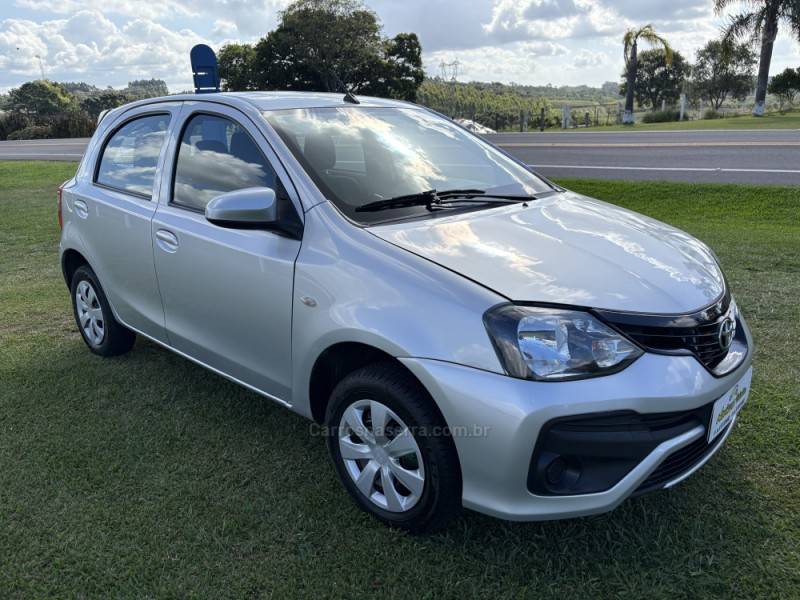 TOYOTA - ETIOS - 2019/2020 - Prata - R$ 58.900,00