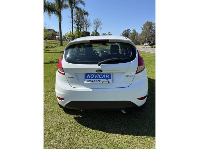 FORD - FIESTA - 2014/2015 - Branca - R$ 49.000,00