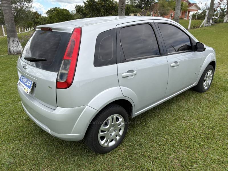 FORD - FIESTA - 2013/2014 - Prata - R$ 36.000,00