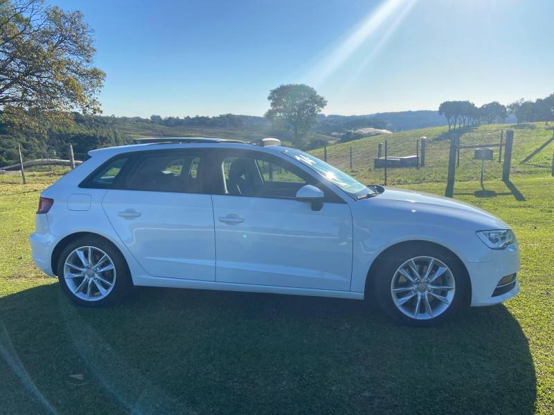 AUDI - A3 - 2013/2014 - Branca - R$ 84.000,00